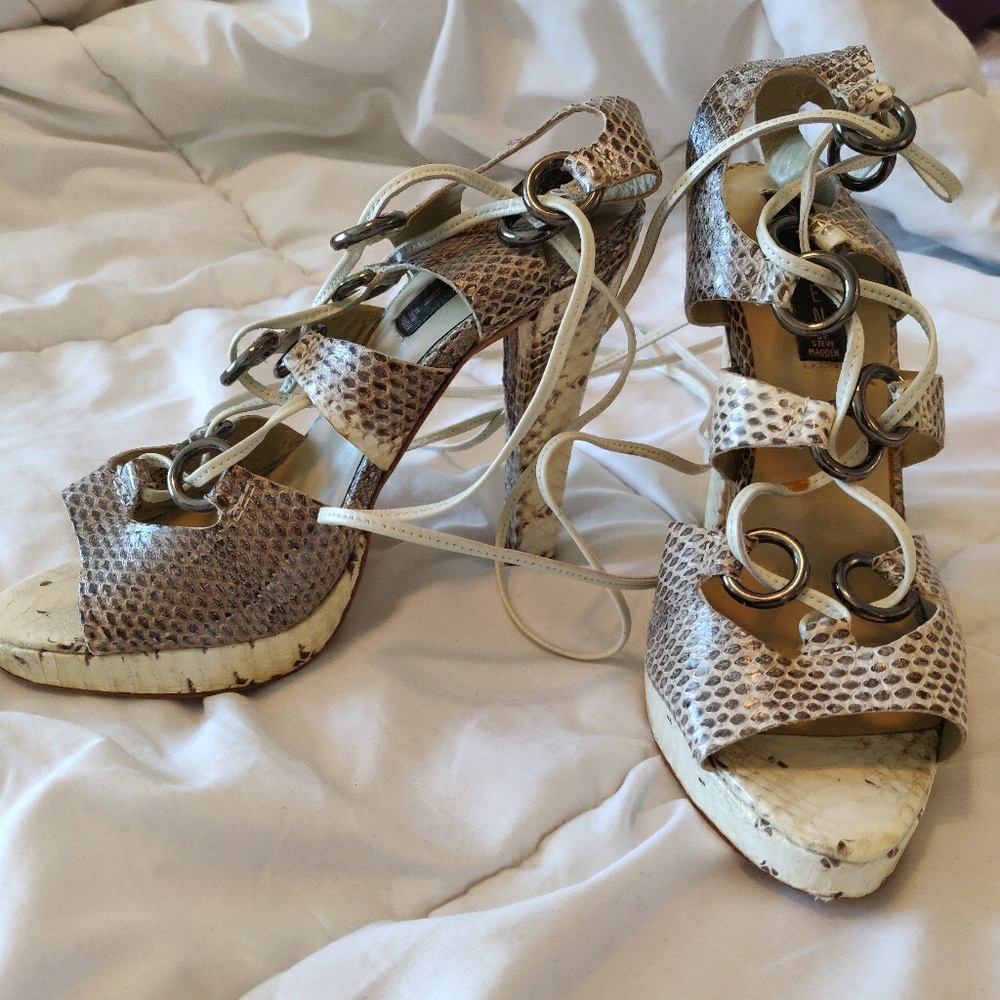 Snake Print - Steve Madden lace up Heels❤️